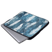 Fallende weiße Federn, blaue Wasserfarbe. Laptopschutzhülle (Vorne Knopf)