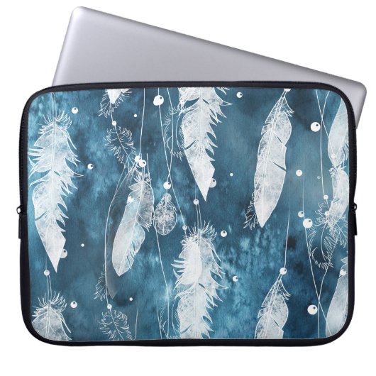 Fallende weiße Federn, blaue Wasserfarbe. Laptopschutzhülle (Vorderseite)
