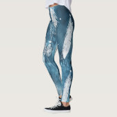Fallende weiße Federn, blaue Wasserfarbe. Leggings (Links)