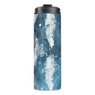 Fallende weiße Federn, blaue Wasserfarbe. Thermosbecher
