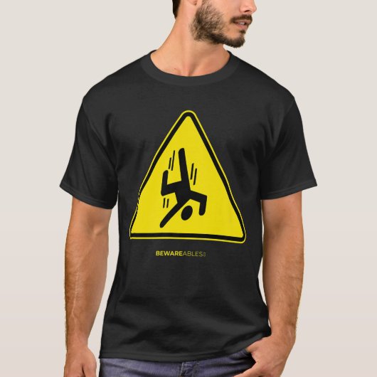 Fallender Typ mit lustigem Schild, das ein gelbes T-Shirt (Vorderseite)