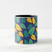 Fallendes Muster für grüne und gelbe Blätter Zweifarbige Tasse (Mittel)