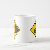 Fallendes Schaf-Zonen-Landstraßen-Zeichen Kaffeetasse (Mittel)