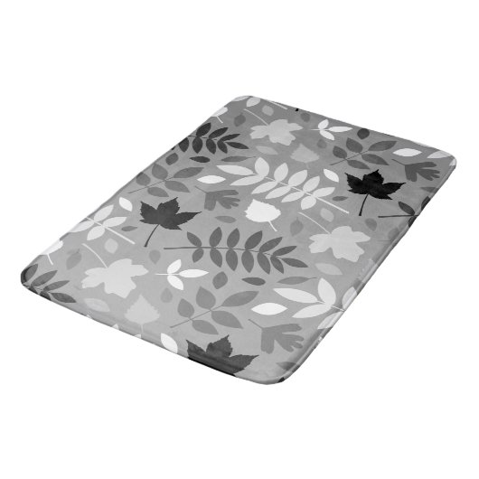 Fallfarbene Blätter Monochrome Muster auf Grau Badematte (Schrägansicht)