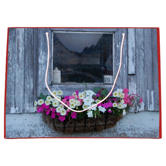 Fallfenster in einer Scheune Große Geschenktüte (Vorderseite)