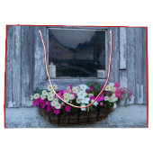 Fallfenster in einer Scheune Große Geschenktüte (Rückseite)