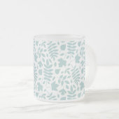 Fallförmige Blätter Muster Aquamarin auf Weiß Mattglastasse (VorderseiteRechts)