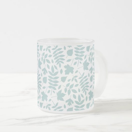 Fallförmige Blätter Muster Aquamarin auf Weiß Mattglastasse (VorderseiteRechts)