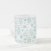 Fallförmige Blätter Muster Aquamarin auf Weiß Mattglastasse (Vorderseite Links)