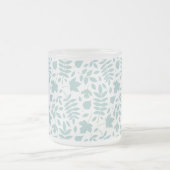 Fallförmige Blätter Muster Aquamarin auf Weiß Mattglastasse (Mittel)