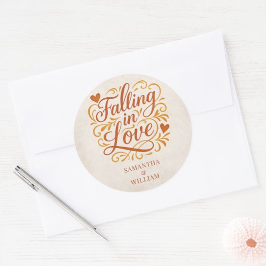 Falling in Love Modern Autumn Wedding Runder Aufkleber (Umschlag)