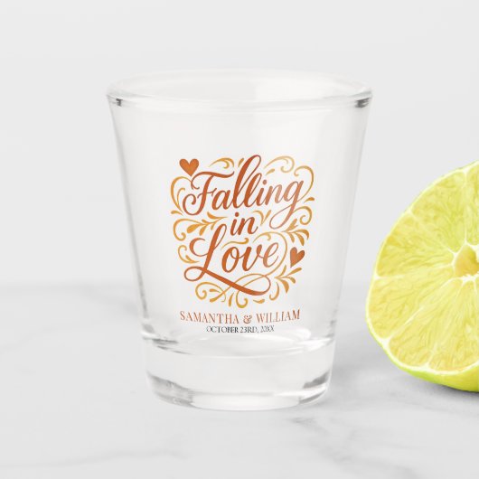 Falling in Love Modern Autumn Wedding Schnapsglas (Vorderseite)