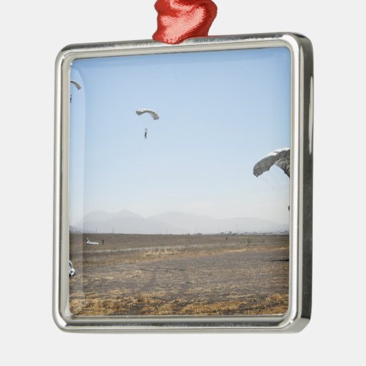 Fallschirmspringer Ornament Aus Metall (Links)