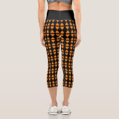 Fallvibes, orangefarbenes, geometrisches Muster Capri Leggings (Rückseite)