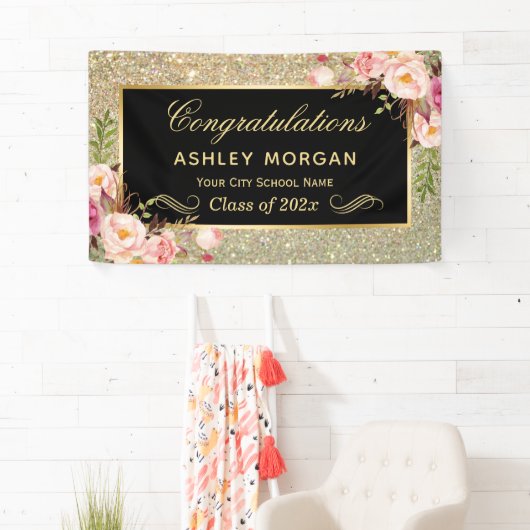 Falsche Gold Glitter Pink Floral Graduation Party Banner (Insitu)