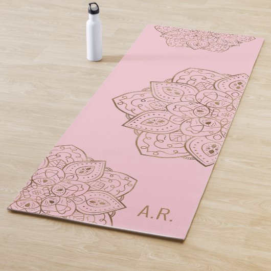 Falsche Goldfolie auf hellrosa Mandala mit Initial Yogamatte (Beispiel)