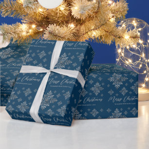 Falsche graue Folien-Schneeflocken auf Blau (keine Geschenkpapier