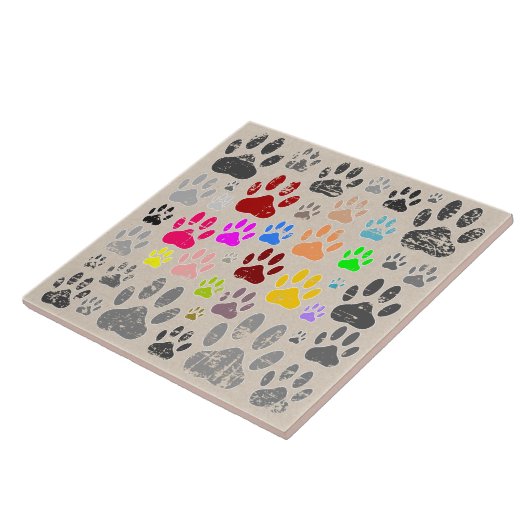 Falsche Hundepacken auf dem Papier-Hintergrund Fliese (Seite)