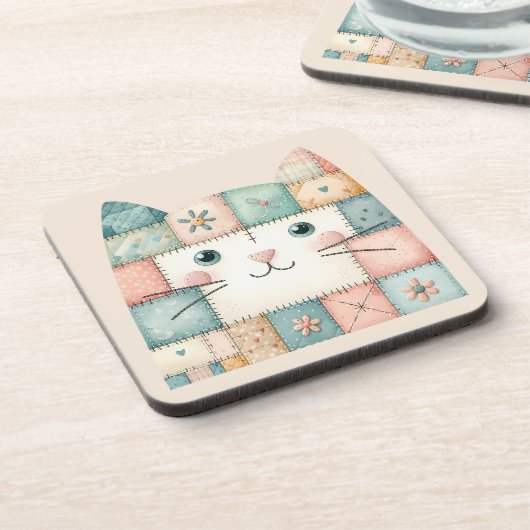 Falsche Patchwork-Pastell-Hütte-Kitty-Gesicht Getränkeuntersetzer (Linke Seite)