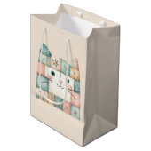 Falsche Patchwork-Pastell-Hütte-Kitty-Gesicht Mittlere Geschenktüte (Vorderseite Schrägansicht)