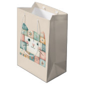 Falsche Patchwork-Pastell-Hütte-Kitty-Gesicht Mittlere Geschenktüte (Rückseite Schrägansicht)