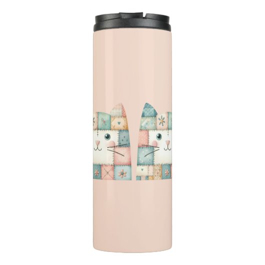 Falsche Patchwork-Pastell-Hütte-Kitty-Gesicht Rosa Thermosbecher (Rückseite)