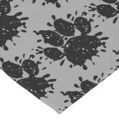 Falsche Schwarz-Paint-Spritzer-Dog-Paw drucken Großer Tischläufer (Ecke)