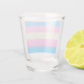 Falsche Trans-Pride-Flagge Schnapsglas (Rückseite)