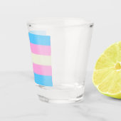Falsche Trans-Pride-Flagge Schnapsglas (Rechts)