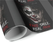 „Falsches Lächeln, echter Schmerz: Die Wahrheit hi Geschenkpapier (Rolleneckpunkt)