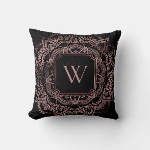Falsches Roségoldfolien-Mandala mit Monogramm auf Kissen