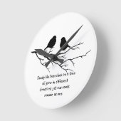 Familiäre Zweige auf einem Sprichwort mit Vögeln Runde Wanduhr (Winkel)