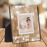 Familiäres Foto Fotoplatte<br><div class="desc">Maßgeschneidert, schafft ein Rahmen aus Sternen und Punkten auf Gold einen wunderschönen Rahmen für Ihr Lieblingssymbol auf dieser Tischplatte mit eingebautem Aasel. Das Bild wird direkt auf die Hartplatine gelegt, um ein atemberaubend knuspriges Bild mit einer leicht abwischbaren, sauberen Oberfläche zu erhalten. Gut als Geschenk oder um Ihr Lieblings-Foto in...</div>