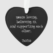 "Familie bedeutet" Herzverzierung 2020 Ornament (Rückseite)