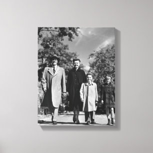 Familie beim Spaziergang Leinwanddruck