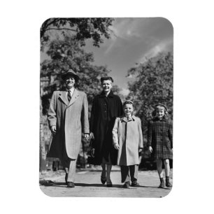 Familie beim Spaziergang Magnet