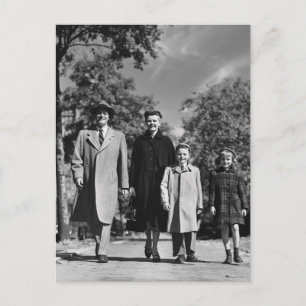 Familie beim Spaziergang Postkarte