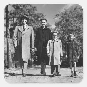 Familie beim Spaziergang Quadratischer Aufkleber