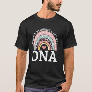 Familie braucht Liebe, nicht DNA Regenbogen Adopti T-Shirt