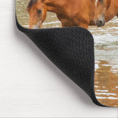 Familie der Braunen Pferde am Fluss Mousepad (Ecke)