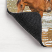 Familie der Braunen Pferde am Fluss Mousepad (Ecke)