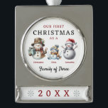 Familie der Schneemänner drei Weihnachten Banner-Ornament Silber<br><div class="desc">Snowman Family of Three First Weihnachtsschmuck für Eltern, die gerade ihr erstes Kind mit Mama, Papa und Schneemännern hatten. Unsere erste Weihnachtsfamilie mit drei personalisierten Snowmannsszenarien.Feiern Sie Ihre erste Urlaubssaison als Familie mit unserem "Unser erstes Weihnachtsfest als Familie von 3"-Ornament, sorgfältig für neue Eltern entworfen. Mit seinem festlichen und herzlichen...</div>