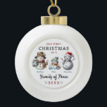 Familie der Schneemänner drei Weihnachten Keramik Kugel-Ornament<br><div class="desc">Snowman Family of Three First Weihnachtsschmuck für Eltern,  die gerade ihr erstes Kind mit Mama,  Papa und Schneemännern hatten. Unsere ersten Weihnachten als Familie von drei personalisierten Schneemann halten Sake-Ornament.</div>