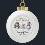 Familie der Schneemänner drei Weihnachten Keramik Kugel-Ornament<br><div class="desc">Snowman Family of Three First Weihnachtsschmuck für Eltern,  die gerade ihr erstes Kind mit Mama,  Papa und Schneemännern hatten. Unsere ersten Weihnachten als Familie von drei personalisierten Schneemann halten Sake-Ornament.</div>