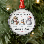 Familie der Schneemänner drei Weihnachten Ornament Aus Metall<br><div class="desc">Snowman Family of Three First Weihnachtsschmuck für Eltern, die gerade ihr erstes Kind mit Mama, Papa und Schneemännern hatten. Unsere ersten Weihnachten als Familie von drei personalisierten Schneemann halten Sake-Ornament. Feiern Sie Ihre erste Urlaubssaison als Familie mit unserem "Unser erstes Weihnachtsfest als Familie von 3"-Ornament, sorgfältig für neue Eltern konzipiert....</div>