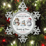 Familie der Schneemänner drei Weihnachten Schneeflocken Zinn-Ornament<br><div class="desc">Snowman Family of Three First Weihnachtsschmuck für Eltern,  die gerade ihr erstes Kind mit Mama,  Papa und Schneemännern hatten. Unsere ersten Weihnachten als Familie von drei personalisierten Schneemann halten Sake-Ornament.</div>