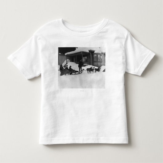 Familie, die durch Hundeschlitten in Alaska reist Kleinkind T-shirt (Vorderseite)