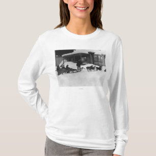 Familie, die durch Hundeschlitten in Alaska reist T-Shirt