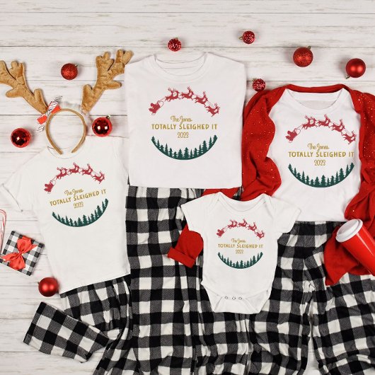 Familie, die Personalisierte Namen/Jahr vereint T-Shirt