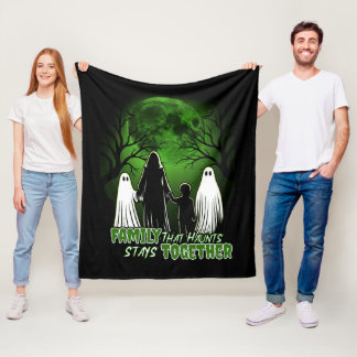 Familie, die zusammenfeilt Bleibe Fleecedecke